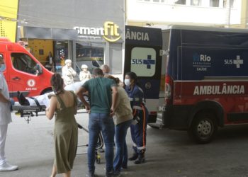 Ambulância do SUS transporta paciente