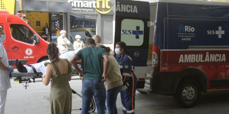 Ambulância do SUS transporta paciente