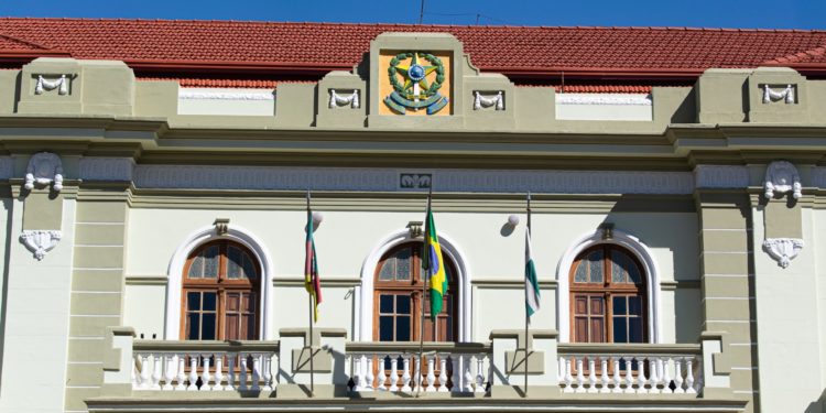 Criação de empresas privadas no Brasil entre 2000 e 2012 foi maior em municípios com governos de direita