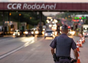 Estudo analisa adoção de câmera corporal em batalhões da PM; tendência de crescimento das mortes desacelerou de 49% para 1,4% no período