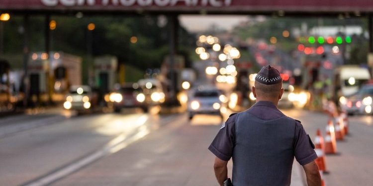 Estudo analisa adoção de câmera corporal em batalhões da PM; tendência de crescimento das mortes desacelerou de 49% para 1,4% no período