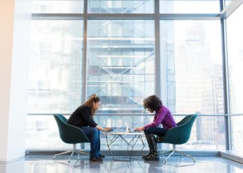Discriminação no mercado de trabalho: mulheres jovens podem mudar aparência para minimizar efeitos negativos da falta de experiência