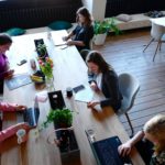 mulheres coworking mesa trabalho reunião