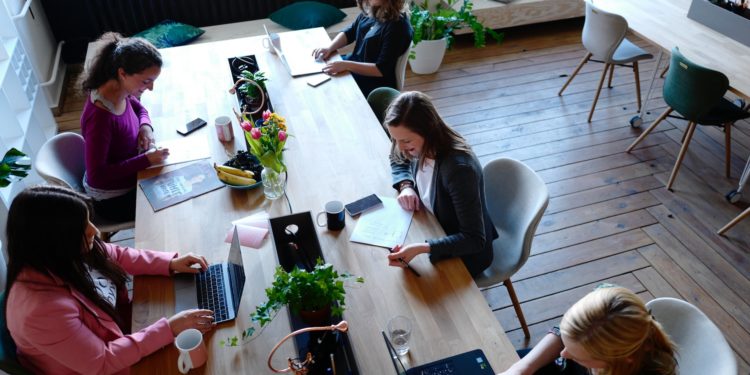 mulheres coworking mesa trabalho reunião