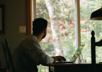 Empresas devem investir em estratégias de saúde e segurança para profissionais em trabalho remoto