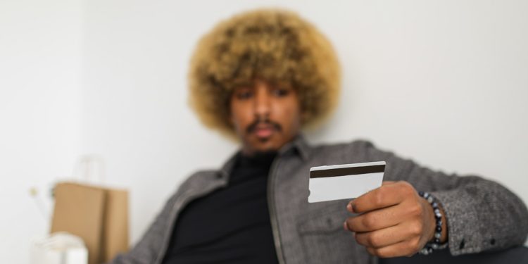 Pesquisadores da FGV EAESP analisaram a educação financeira de jovens universitários do Brasil, da França e dos EUA