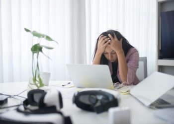 Olhar para a subjetividade dos trabalhadores é alternativa para lidar com burnout e esgotamento profissional nas organizações, diz estudo