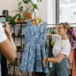 mulher em loja de roupas