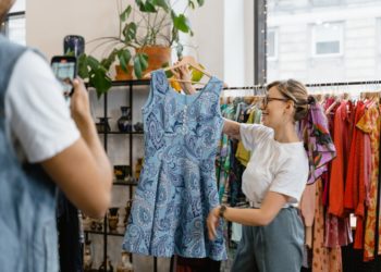 mulher em loja de roupas