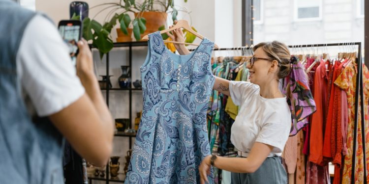 mulher em loja de roupas