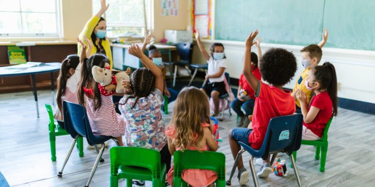 Pandemia acentuou resposta nacional descoordenada em políticas de assistência social e educação