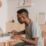 homem estuda em frente a computador