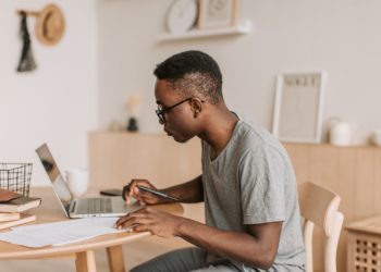 homem estuda em frente a computador