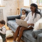 A convivência familiar e a participação mais ativa na vida dos filhos estão entre as principais vantagens do teletrabalho segundo mulheres, diz estudo da FGV EAESP