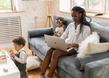 A convivência familiar e a participação mais ativa na vida dos filhos estão entre as principais vantagens do teletrabalho segundo mulheres, diz estudo da FGV EAESP