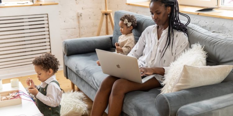 A convivência familiar e a participação mais ativa na vida dos filhos estão entre as principais vantagens do teletrabalho segundo mulheres, diz estudo da FGV EAESP