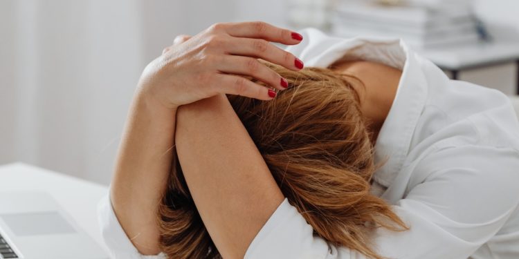 saúde mental no trabalho: 43% dos trabalhadores que retornam ao regime presencial estão sobrecarregados, diz pesquisa