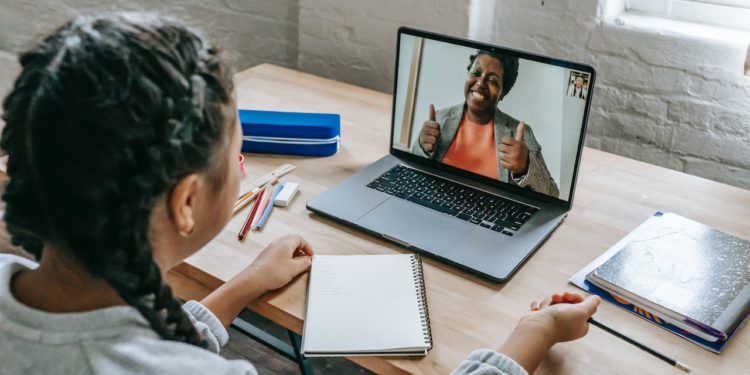 Qualidade da interação entre professores e alunos é fundamental para ensino remoto transformador