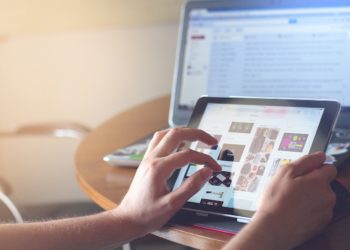 Consumidores com conhecimento sobre técnicas de persuasão são menos enganados por avaliações falsas na internet