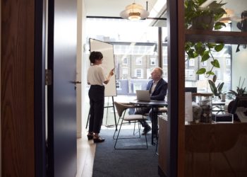 Retorno ao trabalho presencial traz mais bem-estar psicológico a homens e funcionários em tempo integral na empresa