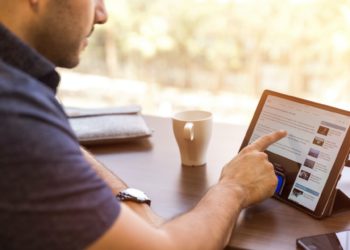 Entre tendências da inteligência artificial no recrutamento, está a triagem inicial de candidatos a partir de plataformas virtuais