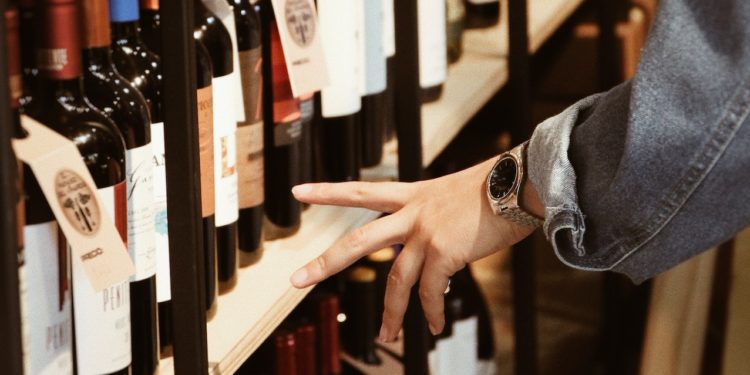 Marcas nacionais perdem cinco vezes mais mercado do que estrangeiras durante recessão econômica no Brasil