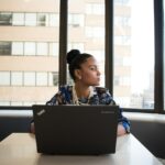 No mercado financeiro brasileiro, as mulheres trabalham mais e ganham menos do que os homens, de acordo com pesquisadores da FGV EAESP