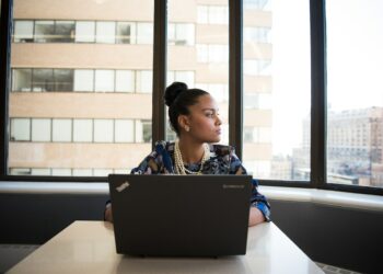 No mercado financeiro brasileiro, as mulheres trabalham mais e ganham menos do que os homens, de acordo com pesquisadores da FGV EAESP