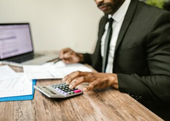 Alienação fiduciária, tipo de garantia mais vantajosa para banco, possibilita acesso a crédito por novos clientes, mostra pesquisa da FGV.