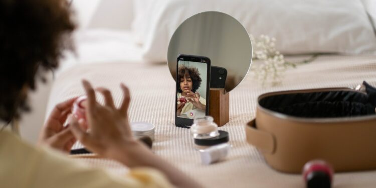 Para garantir coerência em suas campanhas, marcas devem atentar para diferenças entre influenciadores e celebridades