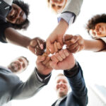 equipe de negócios juntando mãos ao centro