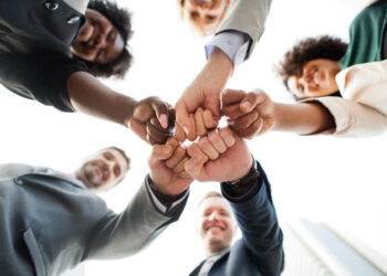 equipe de negócios juntando mãos ao centro