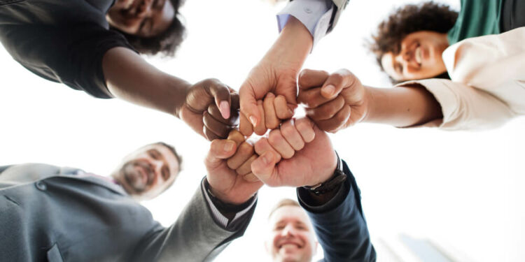 equipe de negócios juntando mãos ao centro