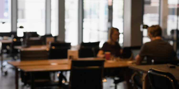 ambiente de trabalho com computadores; estudo diz que performance dos colaboradores é afetadas por influências políticas nas organizações