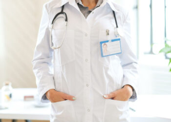 silhueta de médica que usa jaleco branco e estetoscópio; pesquisa apontaa importância de políticas voltadas ao bem-estar dos trabalhadores de saúde