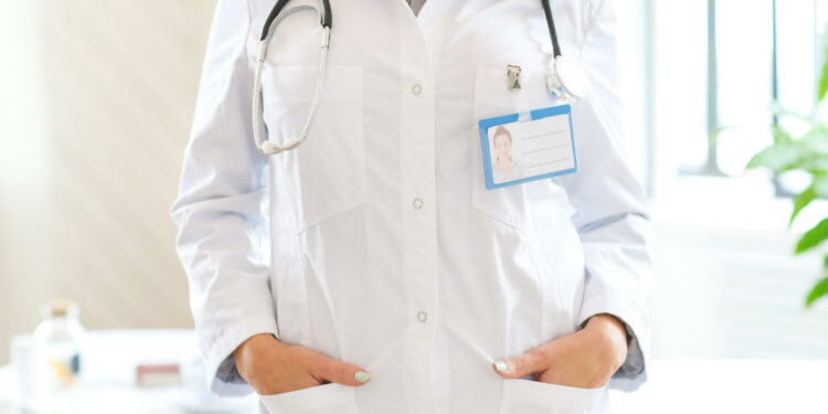 silhueta de médica que usa jaleco branco e estetoscópio; pesquisa apontaa importância de políticas voltadas ao bem-estar dos trabalhadores de saúde