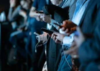 grupo de pessoas utiliza sematphone, representando a participação cidadão virtual