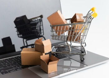 Miniatura de carrinho de compras sobre laptop