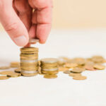 mão de pessoa branca calcula moedas
