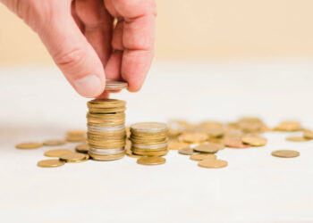 mão de pessoa branca calcula moedas