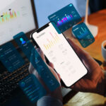 Usuário observa dados e infográficos em aplicativo de celular; descentralização das finanças dá mais autonomia ao usuário