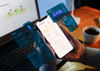 Usuário observa dados e infográficos em aplicativo de celular; descentralização das finanças dá mais autonomia ao usuário