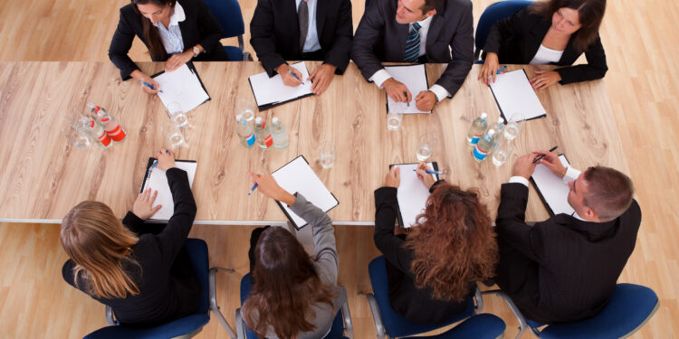 Presença de diretores externos em conselhos pode melhorar o desempenho financeiro em empresas familiares