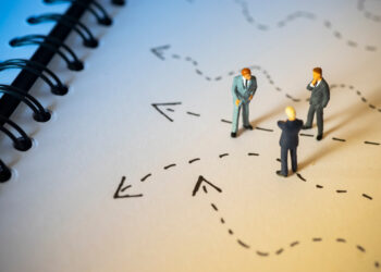 Excesso de confiança e efeito manada são os vieses que mais influenciam a tomada de decisão de investidores