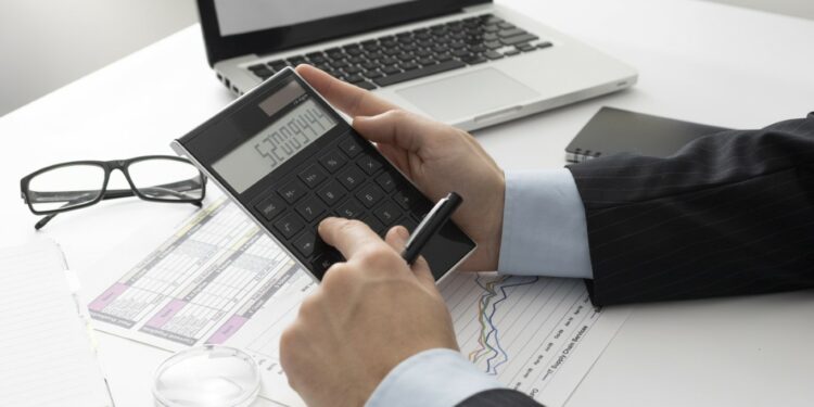 Empresas recorrem a práticas de agressividade fiscal para obter vantagens tributárias, mas isso prejudica trabalho de analistas do mercado financeiro