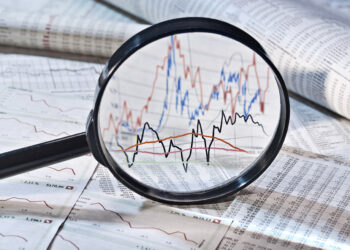 Brasileiros podem investir em ativos em dólar para neutralizarem os efeitos da variação cambial, aponta levantamento