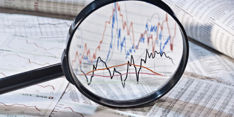 Brasileiros podem investir em ativos em dólar para neutralizarem os efeitos da variação cambial, aponta levantamento