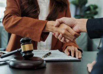 Afinidade política e confiança nos tribunais: o impacto em decisões de corrupção