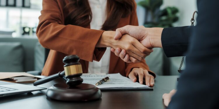 Afinidade política e confiança nos tribunais: o impacto em decisões de corrupção