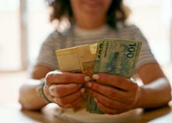 Como implementar programas de renda básica de forma sustentável e eficaz?